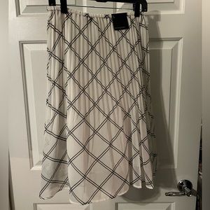 NWT - Banana Republic pleated skirt size small